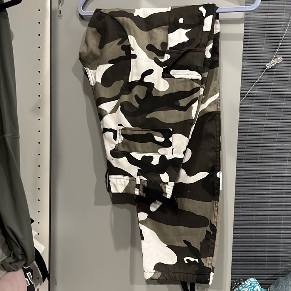 Street style pants, cargo, wide leg, black, grey, white camo.